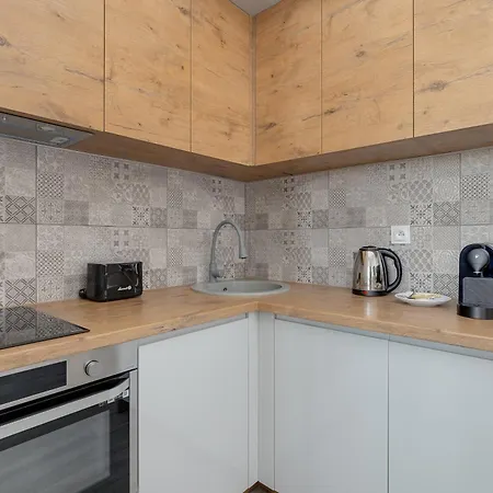 Hanza Tower 738 By Bookinghost *